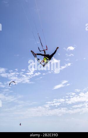 Kiteboarder Dimitri Maramenides faire des tours dans l'air au-dessus d'un saut propre. Banque D'Images