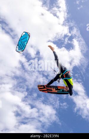 Kitesurfer Dimitri Maramenides faire des tours dans l'air au-dessus d'un saut propre. Banque D'Images