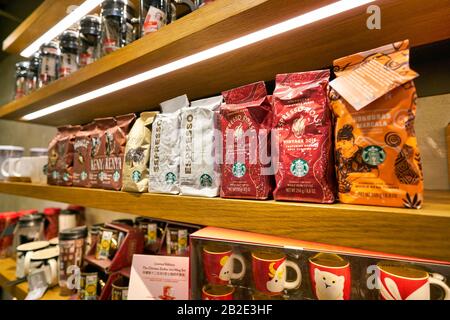 Hong KONG, CHINE - VERS JANVIER 2019 : cafés emballés exposés au Starbucks Coffee de Hong Kong. Banque D'Images