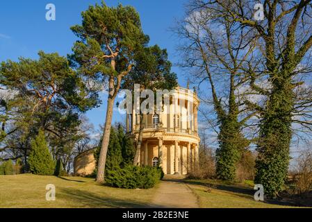 Vue extérieure ensoleillée sur le parc de Sanssouci et le fond du Belvédère sur le Klausberg, bâtiment jaune rotonde néoclassique à Potsdam, en Allemagne. Banque D'Images