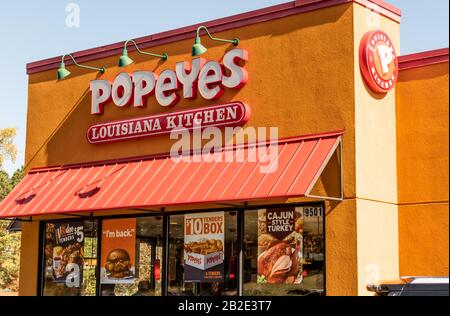 Charlotte, NC/USA - Novenber 9, 2019: Feu moyen extérieur de marque rouge et blanche 'Popeyes Louisiana Kitchen' sur la façade du bâtiment avec auvent Banque D'Images