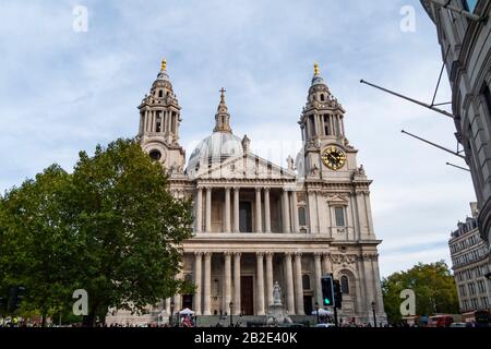 La façade de la cathédrale Saint-Paul sur Fleet Street à Londres, Angleterre, Royaume-Uni. Banque D'Images