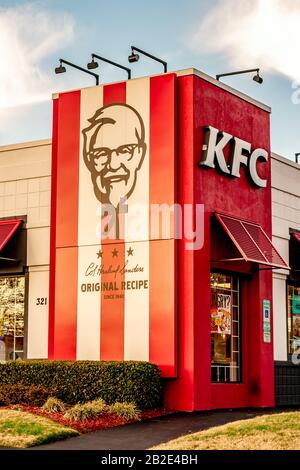 Charlotte, NC/USA - 14 décembre 2019: Photo éditoriale verticale moyenne de l'angle bloqué rouge et blanc de la sortie de poulet frit au détail 'KFC' montrant le soutien-gorge Banque D'Images