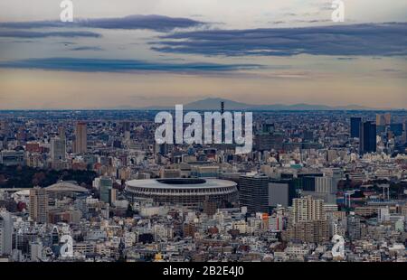 Une photo du paysage urbain de Tokyo, montrant le New National Stadium, au coucher du soleil. Banque D'Images