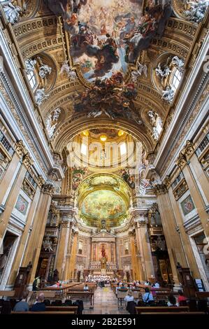 Nef de l'Église du Gesù, Rome, avec la célèbre fresque de plafond de Giovanni Battista Gaulli 'Triumph of the Name of Jesus' Banque D'Images