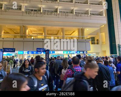 Orlando,FL/USA-2/27/20: Le flou des personnes qui attendent en ligne pour passer par l'aéroport international d'Orlando MCO sécurité TSA une journée chargée. Banque D'Images