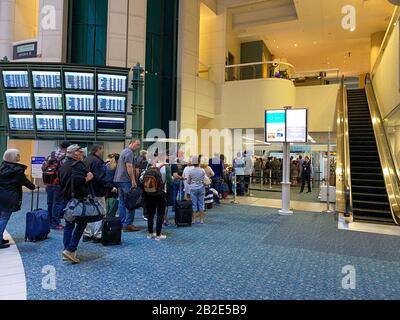 Orlando,FL/USA-2/27/20: Les gens qui attendent en ligne pour passer par l'aéroport international d'Orlando MCO sécurité TSA une journée chargée. Banque D'Images