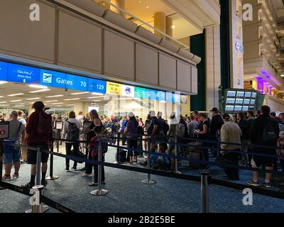 Orlando,FL/USA-2/27/20: Les gens qui attendent en ligne pour passer par l'aéroport international d'Orlando MCO sécurité TSA une journée chargée. Banque D'Images