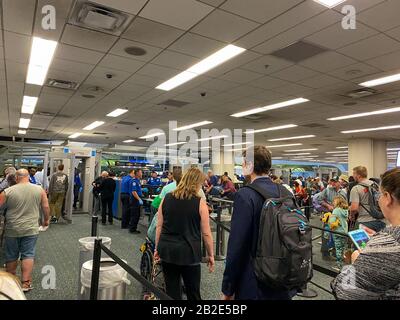 Orlando,FL/USA-2/27/20: Les gens qui attendent en ligne pour passer par l'aéroport international d'Orlando MCO sécurité TSA une journée chargée. Banque D'Images