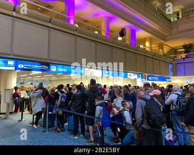 Orlando,FL/USA-2/27/20: Les gens qui attendent en ligne pour passer par l'aéroport international d'Orlando MCO sécurité TSA une journée chargée. Banque D'Images