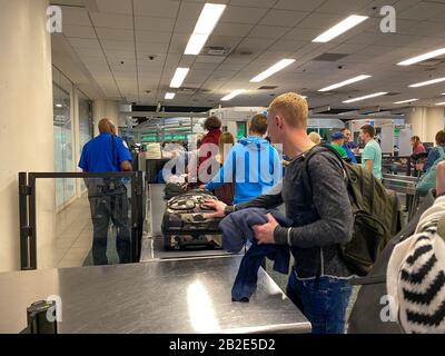 Orlando,FL/USA-2/27/20: Les gens qui attendent en ligne pour passer par l'aéroport international d'Orlando MCO sécurité TSA une journée chargée. Banque D'Images