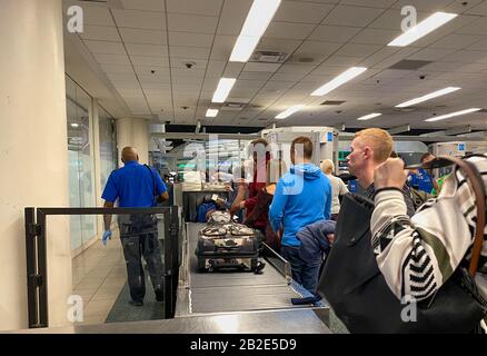 Orlando,FL/USA-2/27/20: Les gens qui attendent en ligne pour passer par l'aéroport international d'Orlando MCO sécurité TSA une journée chargée. Banque D'Images