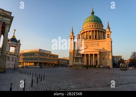 Vue sur l'église St. Nikolai-Kirchengemeinde Potsdam et la place du marché Am Alten Markt pendant le coucher du soleil avec ciel bleu clair à Potsdam, en Allemagne. Banque D'Images