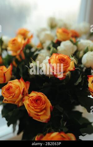 bouquet luxuriant de roses multicolores de roses d'orange et de roses blanches Banque D'Images