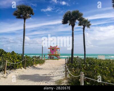 Un sentier sablonneux mène à une tour de sauveteur sur la magnifique plage nord de Miami Beach Banque D'Images