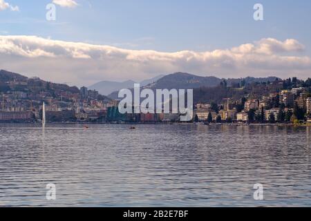 Vue de Parco Ciani sur le lac en direction du centre de Lugano, Suisse. Banque D'Images