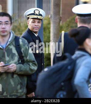 New Haven, CT, États-Unis. 2 mars 2020. New Haven, Connecticut - 2 mars 2020: Chirurgien général Vice-amiral Jerome Adams sur le campus après avoir visité l'école de santé publique de Yale, discutant de ses priorités comme le docteur de la Nation, la santé maternelle et le taux de mortalité maternelle, ainsi que COVID-19 et les précautions connexes que les Américains peuvent prendre. Crédit: Stan Godlewski/Zuma Wire/Alay Live News Banque D'Images