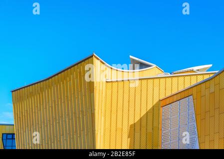 Gros plan sur la façade extérieure jaune de Berliner Philharmonie, salle de concert d'orchestre, à Berlin, en Allemagne. Banque D'Images