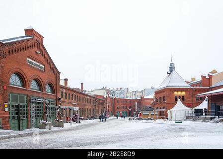 Place intérieure couverte de neige entre le groupe de brique rénové bâtiment industriel récemment centre culturel, Kulturbrauerei, en hiver. Banque D'Images