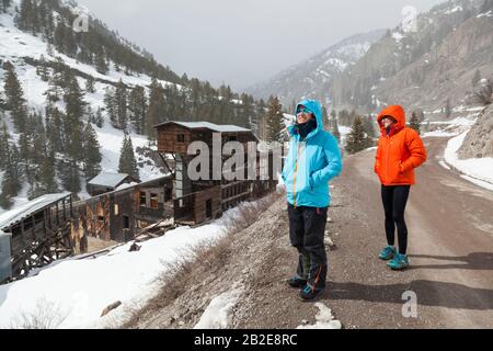 Mylène Jacquemart et Laura Slivinski visitent les ruines de la mine Ulay Du Sei près de Lake City, Colorado. Banque D'Images