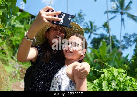 Deux adorables sœurs adolescentes qui prennent ensemble des selfies ont beaucoup de plaisir Banque D'Images