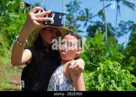 Deux adorables sœurs adolescentes qui prennent ensemble des selfies ont beaucoup de plaisir Banque D'Images