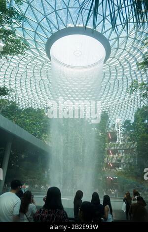Le Rain Vortex à l'intérieur du centre commercial Jewel à Singapour Banque D'Images