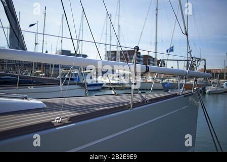 Terrasse avant d'un yacht moderne dans l'eau Banque D'Images