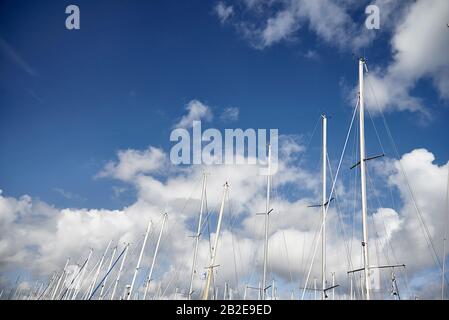 Scheveningen - mâts de voile des bateaux à voile dans le port de Scheveningen avec des nuages dans le ciel. ANP COPYRIGHT SASH ALEXANDER Banque D'Images