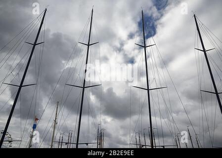 Scheveningen - mâts de voile des bateaux de voile dans la Volvo Ocean Race avec des nuages dans le ciel. ANP COPYRIGHT SASH ALEXANDER Banque D'Images