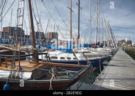 Bateaux à voile amarrés dans le port le long de la jetée Banque D'Images