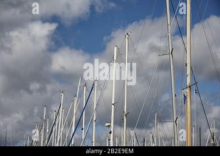 Scheveningen - mâts de voile des bateaux à voile dans le port de Scheveningen avec des nuages dans le ciel. ANP COPYRIGHT SASH ALEXANDER Banque D'Images