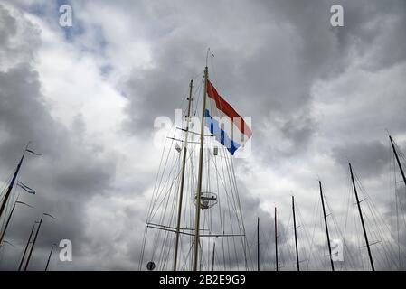 Scheveningen - mâts de voile des bateaux de voile dans la Volvo Ocean Race avec des nuages dans le ciel. ANP COPYRIGHT SASH ALEXANDER Banque D'Images