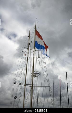 Scheveningen - mâts de voile des bateaux de voile dans la Volvo Ocean Race avec des nuages dans le ciel. ANP COPYRIGHT SASH ALEXANDER Banque D'Images