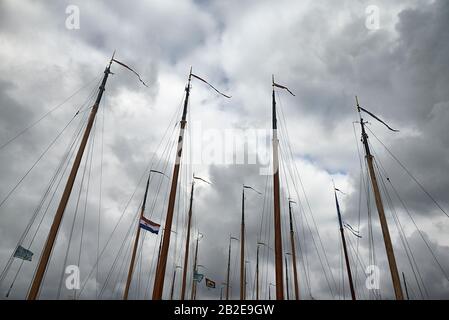 Scheveningen - mâts de voile des bateaux de voile dans la Volvo Ocean Race avec des nuages dans le ciel. ANP COPYRIGHT SASH ALEXANDER Banque D'Images