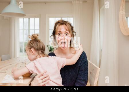 portrait de mère et fille jouant robe avec maquillage Banque D'Images