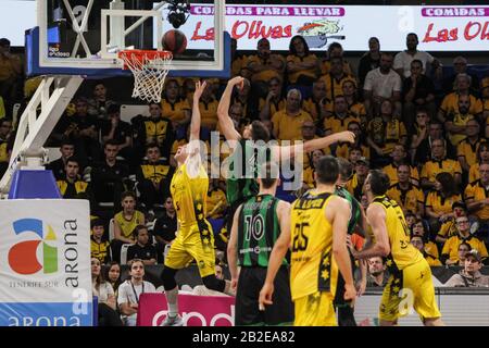 Marcelinho Huertas (Tenerife) et Joel Parra (Joventut Badalona) en action pendant le 22ème match de la Ligue de basket-ball Endesa ACB, célébrée au Pabellón Santiago Martín à San Cristobal de la Laguna (Tenerife - Espagne).Iberostar Tenerife gagne sur le Joventut Badalona (96 - 90). (Photo De Elena Vizzoca/Pacific Press) Crédit: Agence De Presse Du Pacifique/Alay Live News Banque D'Images