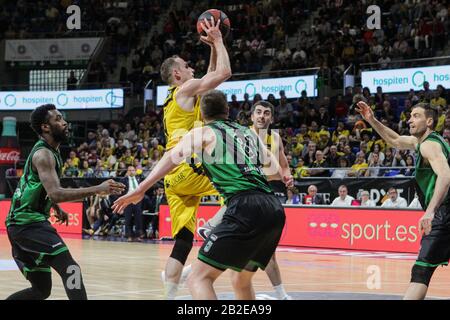 Marcelinho Huertas (Tenerife) en action pendant le 22ème match de la Ligue de basket-ball Endesa ACB, célébré au Pabellón Santiago Martín à San Cristobal de la Laguna (Tenerife - Espagne).Iberostar Tenerife gagne sur le Joventut Badalona (96 - 90). (Photo De Elena Vizzoca/Pacific Press) Crédit: Agence De Presse Du Pacifique/Alay Live News Banque D'Images