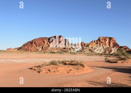 Vue impressionnante de Rainbow Valley, un emblématique escarpement en grès coloré et son palypan, au sud d'Alice Springs, territoire du Nord, territoire du Nord, Australie Banque D'Images