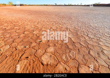 Motifs sur la croûte d'un claypan séché dans l'Outback australien, territoire du Nord, territoire du Nord, Australie Banque D'Images