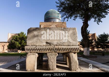 Stand de pierre Quran dans la cour, Mosquée Bibi Khanym, mosquée Bibi Khanum, Samarkand, Ouzbékistan, Asie centrale, Asie Banque D'Images