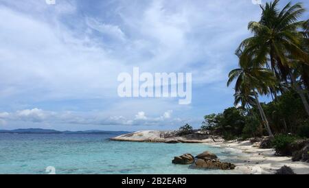 Îles Anambas Indonésie - décor de plage avec palmiers Banque D'Images