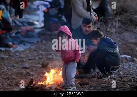 Lesvos, Grèce. 2 mars 2020. Les migrants et les réfugiés qui sont arrivés de Turquie tentent de se réchauffer par le feu de Skala Sikaminias, sur l'île de Lesvos, Grèce, le 2 mars 2020. La Grèce a adopté une position plus ferme et considère le défi migratoire comme une question de sécurité nationale, a déclaré lundi le ministre de l'intérieur Takis Theodorikakos. Crédit: Marios Lolos/Xinhua/Alay Live News Banque D'Images