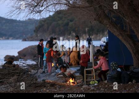 Lesvos, Grèce. 2 mars 2020. Les migrants et les réfugiés qui sont arrivés de Turquie tentent de se réchauffer par le feu de Skala Sikaminias, sur l'île de Lesvos, Grèce, le 2 mars 2020. La Grèce a adopté une position plus ferme et considère le défi migratoire comme une question de sécurité nationale, a déclaré lundi le ministre de l'intérieur Takis Theodorikakos. Crédit: Marios Lolos/Xinhua/Alay Live News Banque D'Images