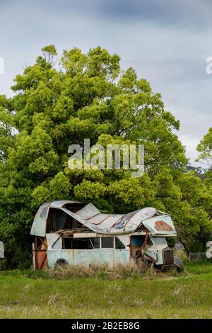 bus ou camion rouillé et abandonné avec de graves dommages au toit Banque D'Images