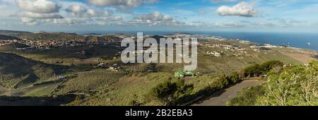 Panorama super large. Vue aérienne depuis le mont Arucas. Côte nord de Gran Canaria. Journée ensoleillée chaude, ciel bleu vif et magnifiques nuages blancs. Canari est Banque D'Images