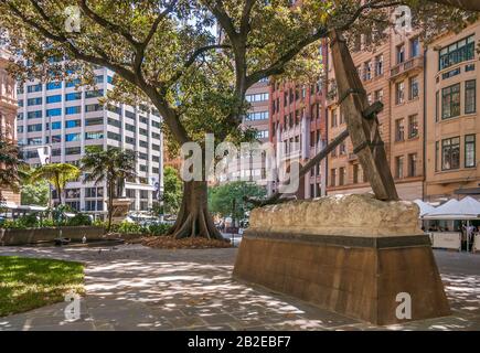 Sydney, Australie - 11 décembre 2009 : statue historique d'ancre récupérée sur le parc de la Place Macquarie. Scène de rue avec façades de bâtiments et un géant Banque D'Images