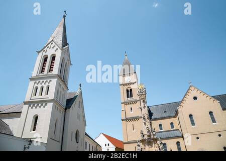 Église Franciscaine et cathédrale Saint-Michael et colonne Sainte-Trinité dans le quartier du château de Veszprem, Hongrie Banque D'Images