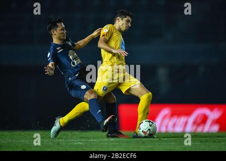 Sergio Suárez (R) de Port FC et Jakkaphan Kaewprom de Buriram United sont considérés en action lors du match de la Ligue thaïlandaise 2020 entre Buriram United et Port FC au stade Buriram.(final Score; Buriram United 1:1 Port FC) Banque D'Images