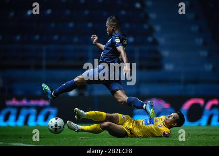 Sasalak Haiprakhon (L) de Buriram United et Nitipong Selanon de Port FC sont en action pendant le match de la Ligue thaïlandaise 2020 entre Buriram United et Port FC au stade Buriram.(final Score; Buriram United 1:1 Port FC) Banque D'Images